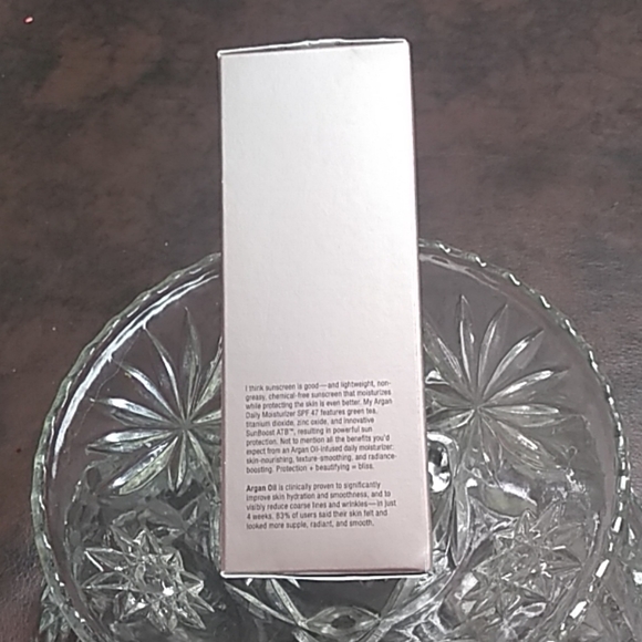 Josie Maran Daily Moisturizer - Picture 3 of 4